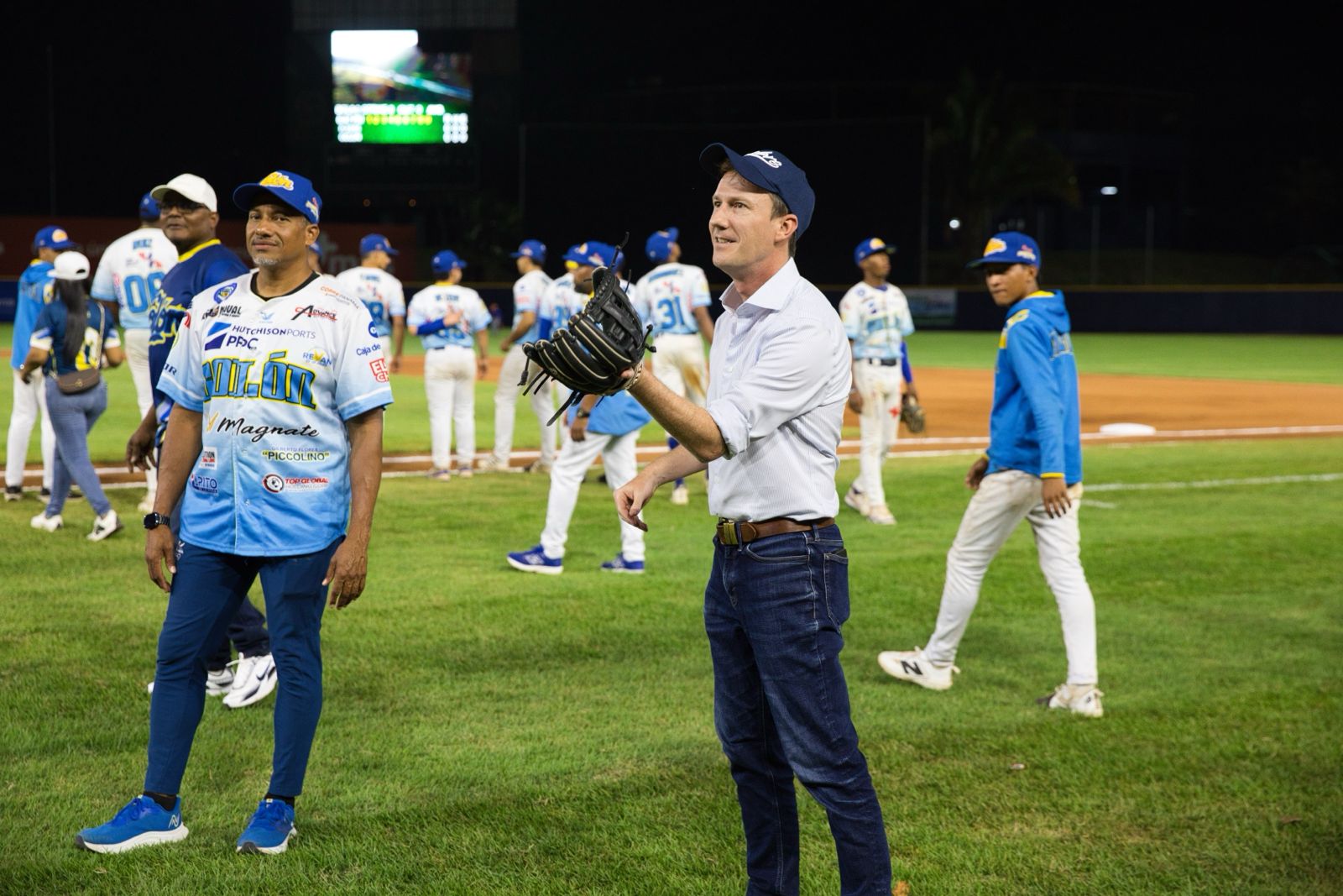 John Dean, gerente general de Cobre Panamá, hizo el lanzamiento de honor en el partido de Colón y Potro del Este. Foto: Cortesía John Dean, gerente general de Cobre Panamá, hizo el lanzamiento de honor en el partido de Colón y Potro del Este. Foto: Cortesía