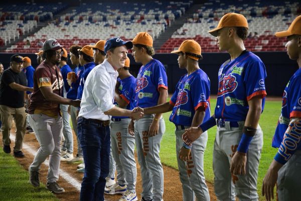 John Dean, gerente general de Cobre Panamá, saluda a los jugadores de Potros del Este. Foto: Cortesía John Dean, gerente general de Cobre Panamá, saluda a los jugadores de Potros del Este. Foto: Cortesía