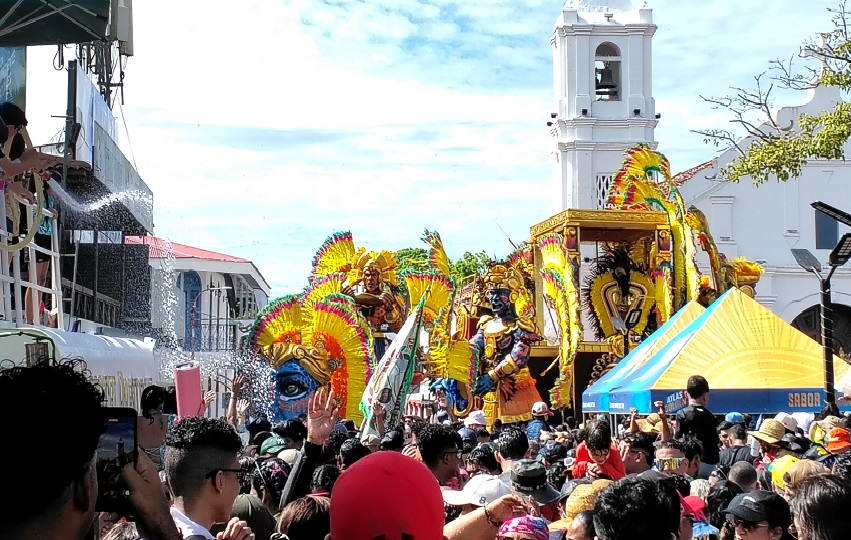 Calle Abajo de Las Tablas, hizo su entrada S.R.M. Astrid Carolina Sánchez Brandao, conocida como la Barbie Platino del Carnaval Tableño, quien encabezó a su tuna en medio de aplausos, música y una mojadera que marcó el ritmo del encuentro. Foto. Thays Domínguez Calle Abajo de Las Tablas, hizo su entrada S.R.M. Astrid Carolina Sánchez Brandao, conocida como la Barbie Platino del Carnaval Tableño, quien encabezó a su tuna en medio de aplausos, música y una mojadera que marcó el ritmo del encuentro. Foto. Thays Domínguez