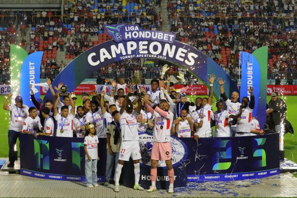 Jugadores del Olimpia festejan el título del Torneo Apertura de la LPF. Foto: EFE Jugadores del Olimpia festejan el título del Torneo Apertura de la LPF. Foto: EFE