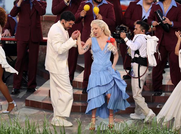 Bad Bunny baila junto con Lady Gaga en el medio tiempo del Super Bowl. Foto: EFE Bad Bunny baila junto con Lady Gaga en el medio tiempo del Super Bowl. Foto: EFE
