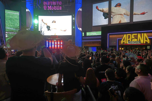 Personas observan la transmisión del espectáculo del cantante Bad Bunny en el Super Bowl de Estados Unidos este domingo, en San Juan. Foto:EFE Personas observan la transmisión del espectáculo del cantante Bad Bunny en el Super Bowl de Estados Unidos este domingo, en San Juan. Foto:EFE