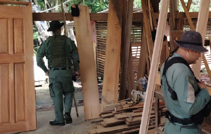 Durante las inspecciones, se identificaron incumplimientos relacionados con la acumulación de desechos en proximidad a fuentes hídricas. Foto. Cortesía Durante las inspecciones, se identificaron incumplimientos relacionados con la acumulación de desechos en proximidad a fuentes hídricas. Foto. Cortesía