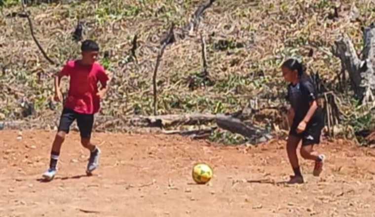 Los jóvenes jugadores practican en diferentes categorías. Fotos: Melquiades Vásquez A Los jóvenes jugadores practican en diferentes categorías. Fotos: Melquiades Vásquez A