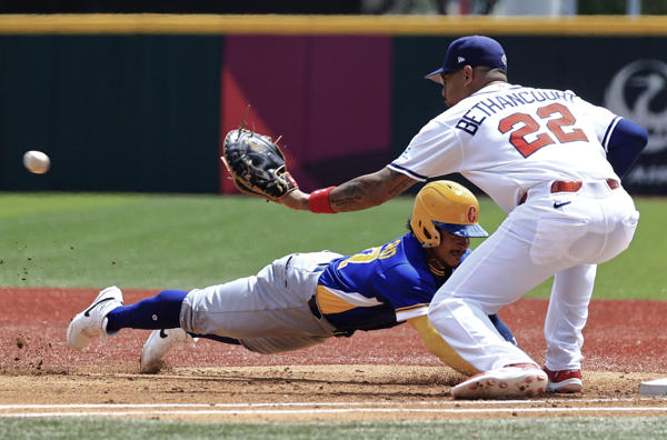 Gustavo Campero (izq.) de Colombia se lanza a primera base ante Christian Bethancourt de Panamá . Foto: EFE Gustavo Campero (izq.) de Colombia se lanza a primera base ante Christian Bethancourt de Panamá . Foto: EFE
