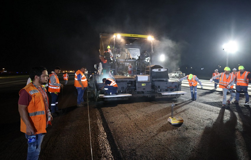 Los trabajos nocturnos incluyen perfilado y limpieza de la pista. Los trabajos nocturnos incluyen perfilado y limpieza de la pista.