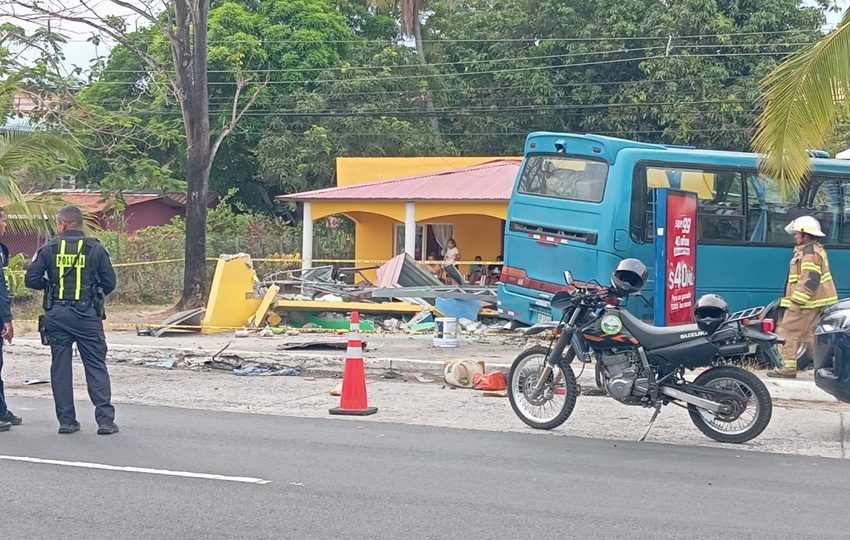 El autobús tipo "nevera" también impacto una parada de autobús destruyéndola por completo. El autobús tipo "nevera" también impacto una parada de autobús destruyéndola por completo.
