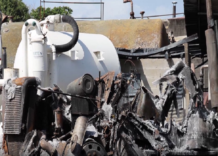 Parte de los restos de los cisternas que se quemaron durante el incendio. Parte de los restos de los cisternas que se quemaron durante el incendio.