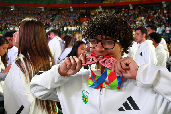 Un atleta de Brasil muestra sus medallas ganadas. Foto: EFE Un atleta de Brasil muestra sus medallas ganadas. Foto: EFE