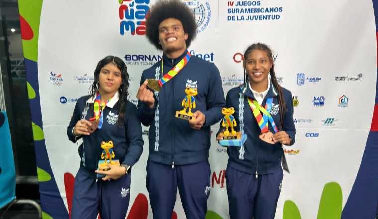 Norman Simmons (cent.) con la medalla de oro, mientras que Ashley Cerrud y Lía Córdoba, ganaron bronce. Foto: COP Norman Simmons (cent.) con la medalla de oro, mientras que Ashley Cerrud y Lía Córdoba, ganaron bronce. Foto: COP