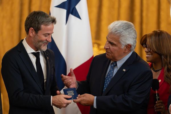 Thomas Christiansen recibió su pasaporte como panameño por parte de Mulino. Foto: Cortesía Thomas Christiansen recibió su pasaporte como panameño por parte de Mulino. Foto: Cortesía