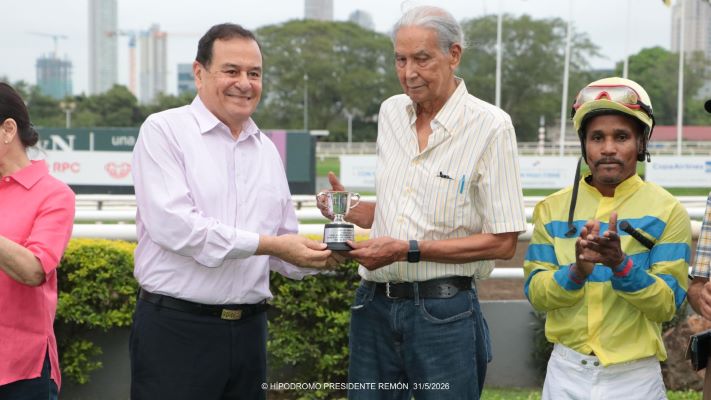 Luis Shirley propietario de Doña Perfecta recibió la copa del triunfo de manos de Raúl Endara. Foto: Omar Yerar Batista. Luis Shirley propietario de Doña Perfecta recibió la copa del triunfo de manos de Raúl Endara. Foto: Omar Yerar Batista.
