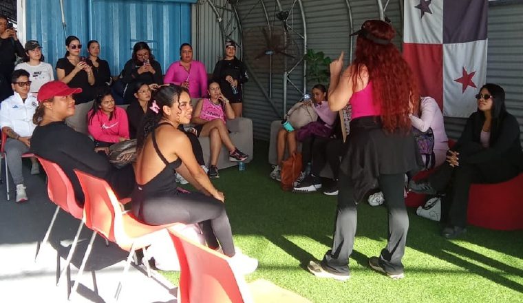 Las chicas vivieron con emoción su salto en paracaidas. Foto: Cortesía Las chicas vivieron con emoción su salto en paracaidas. Foto: Cortesía