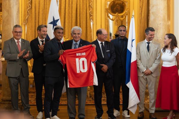 Edgar Yoel Bárcenas, en representación de los jugadores, obsequió una camista al presidente Mulino. Foto: Cortesía Edgar Yoel Bárcenas, en representación de los jugadores, obsequió una camista al presidente Mulino. Foto: Cortesía