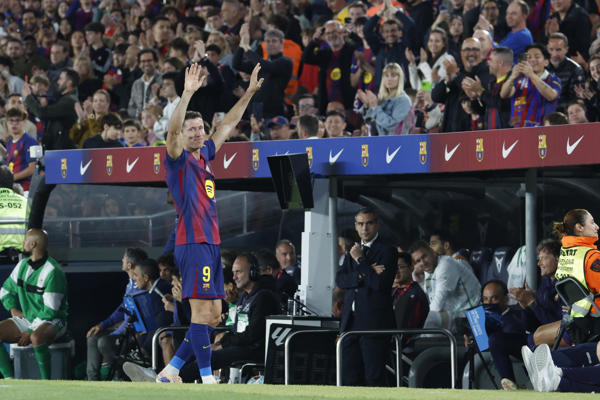 El delantero del Barcelona Robert Lewandowski saluda a los aficionado. Foto: EFE El delantero del Barcelona Robert Lewandowski saluda a los aficionado. Foto: EFE