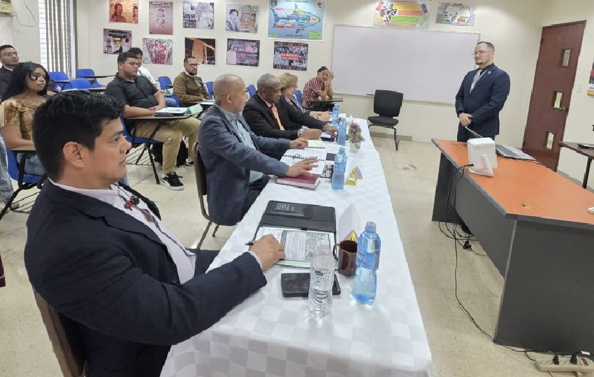 José Luis Prieto Núñez hace la defensa de su tesis de maestría ante el jurado calificador. Foto Universidad de Panamá José Luis Prieto Núñez hace la defensa de su tesis de maestría ante el jurado calificador. Foto Universidad de Panamá