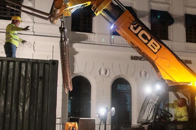 Maquinaria y equipos se instalan en el Casco Antiguo para dar inicio a los trabajos de conservación de la Plaza de Francia.
