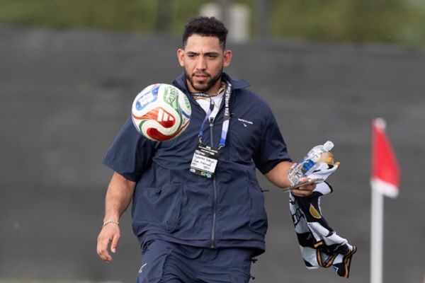 José 'Chema' Caballero domina el balón durante su visita al equipo panameño. Foto: FPF José 'Chema' Caballero domina el balón durante su visita al equipo panameño. Foto: FPF