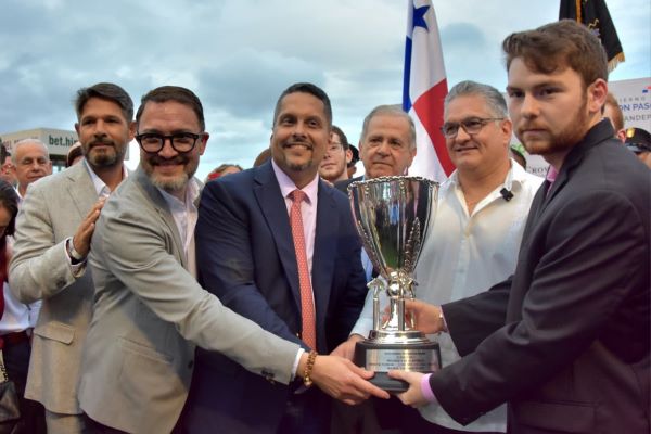 Juan Carlos Orillac, ministro de la Presidencia en representación del presidente José Raúl Mulino entregó la Copa a los propietarios de Takao. Foto: Boris Valdivieso