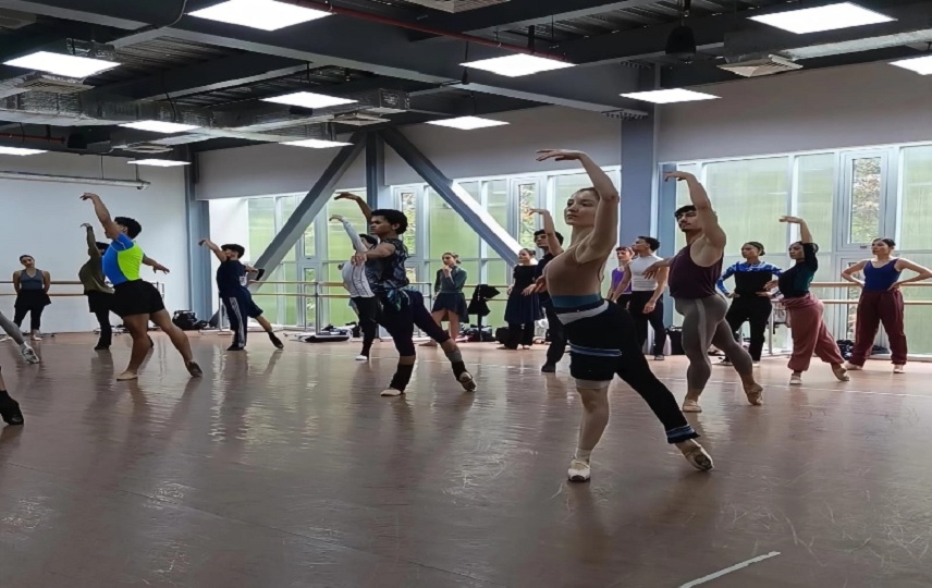Bailarines se preparan para dar un gran espectáculo de danza en el Panama Ballet Fest 2026.