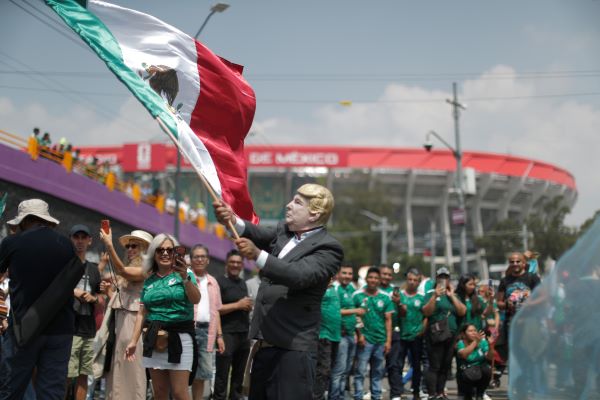 Un aficionado ondea la benadera de México. Foto: EFE Un aficionado ondea la benadera de México. Foto: EFE