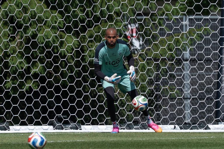 Luis 'Manotas' Méjia durante los entrenamientos del equipo panameño. Foto: FPF Luis 'Manotas' Méjia durante los entrenamientos del equipo panameño. Foto: FPF