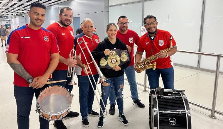 Nataly Delgado es recibida en el Aeropuerto Internacional de Tocumen. Foto: Cortesía/Aurelio Ortiz Nataly Delgado es recibida en el Aeropuerto Internacional de Tocumen. Foto: Cortesía/Aurelio Ortiz.