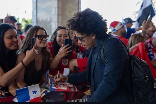 Adalberto 'Coco' Carrasquilla firma autógrafo a los afcionados a su llegada a Canadá. Foto: FPF Adalberto 'Coco' Carrasquilla firma autógrafo a los afcionados a su llegada a Canadá. Foto: FPF