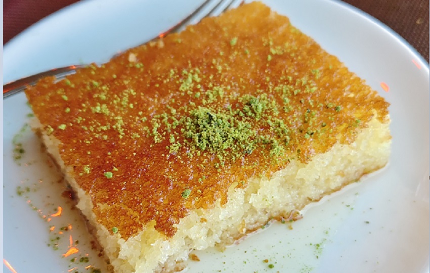 El Revani es un postre esponjoso empapado en almíbar dulce.