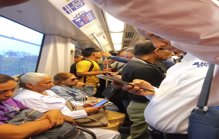 Hacinamiento en los vagones generó malestar entre los pasajeros. Hacinamiento en los vagones generó malestar entre los pasajeros.