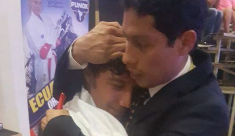 El "sensei" Frías disfruta de cada logro de sus atletas. En esta foto, abraza a Luis Mario Moore luego de que este ganara la medalla de oro del Campeonato Panamericano de Para-karate. El "sensei" Frías disfruta de cada logro de sus atletas. En esta foto, abraza a Luis Mario Moore luego de que este ganara la medalla de oro del Campeonato Panamericano de Para-karate.