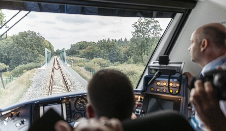 Políticos y autoridades locales en la cabina del tren de hidrógeno. Políticos y autoridades locales en la cabina del tren de hidrógeno.