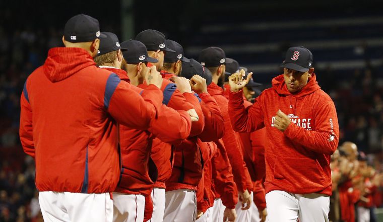 Alex Cora (dcha.) saluda a sus jugadores. AP
