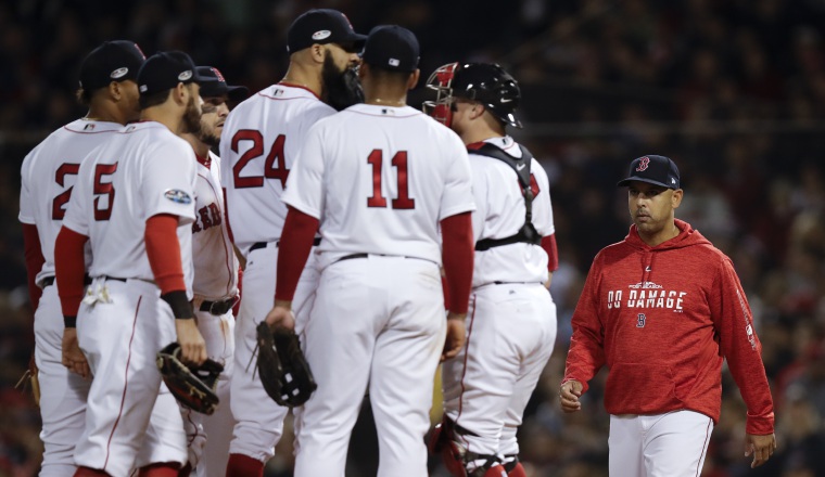Cora camina hacia el montículo a conversar con sus jugadores. AP