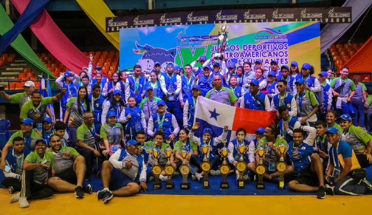 Los deportistas panameños celebran, luego de haber obtenido el primer lugar. Los deportistas panameños celebran, luego de haber obtenido el primer lugar.