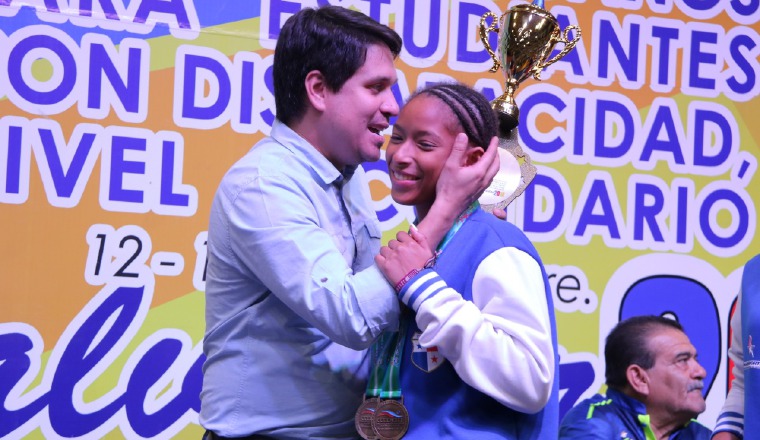Mario Pérez entregó los premios. Mario Pérez entregó los premios.