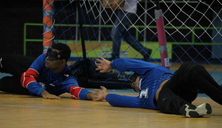 El equipo de goalball trepó a lo alto del podio. El equipo de goalball trepó a lo alto del podio.