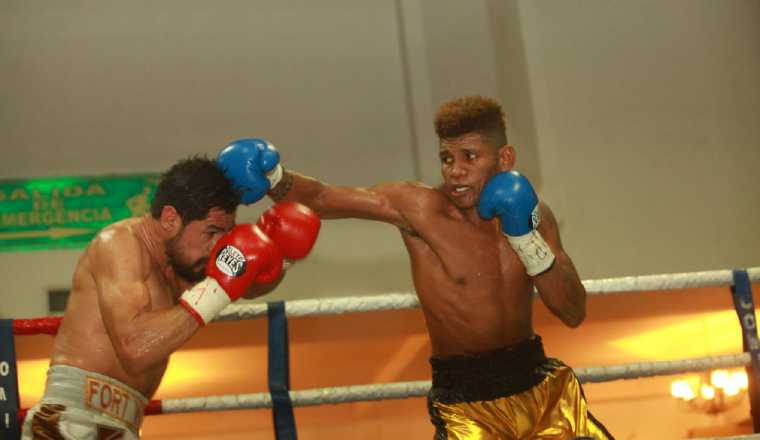 El panameño Alexander "Zurdo" Durán intercambia golpes contra el mexicano Adrián "Diamante" Estrella, a quien derrotó en las tarjetas y se llevó el campeonato júnior wélter. 