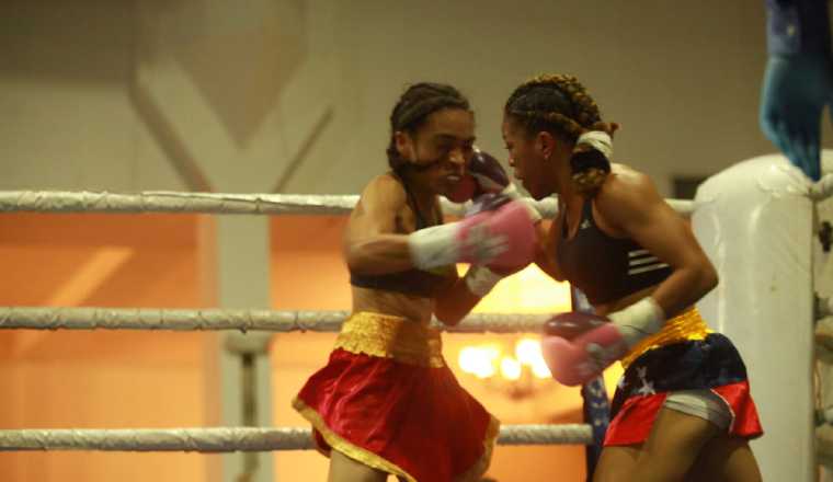 Batalla campal: La panameña Yaditza “Tigrilla” Pérez y  Eva “La Ley” Guzmán intercambian golpes, se enfrentaron en un tremendo combate, en el que la sudamericana sacó la mejor parte en la apreciación de los jueces.