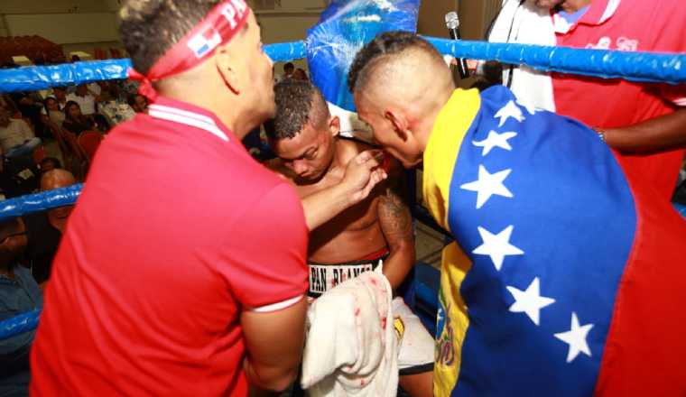 ‘Tractor’ arrolló a Ríos:  El venezolano Otto “Tractor’ Gámez se dirige hacia Luis “Pan Blanco” Ríos, luego de que la esquina del panameño lanzara la toalla al “ring”, para que el árbitro detuviera el combate.