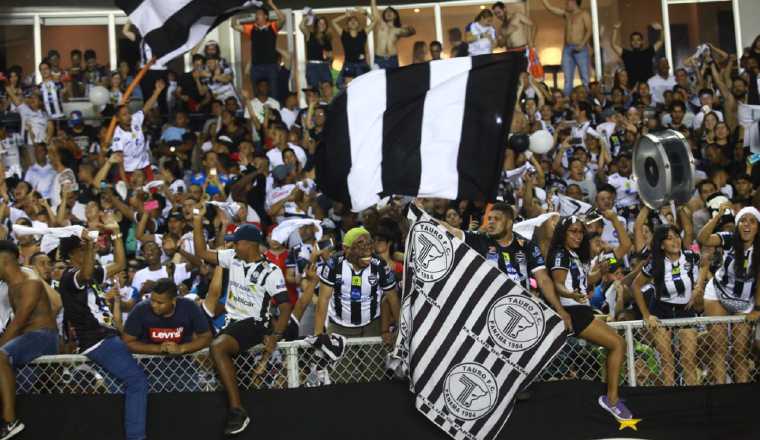 Aficionados "taurinos" celebran en el Rommel. Aficionados "taurinos" celebran en el Rommel. /Foto Anayansi Gamez