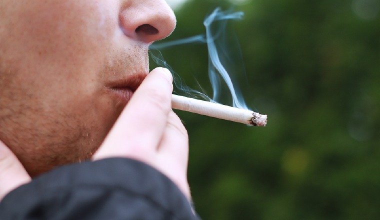 Las personas expuestas al humo de segunda mano son propensas. Las personas expuestas al humo de segunda mano son propensas.