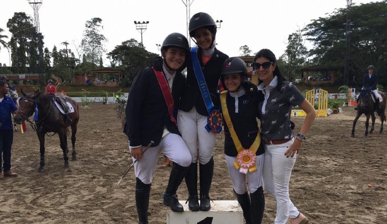 Anamae Orillac con atletas durante el nacional de equitación. Anamae Orillac con atletas durante el nacional de equitación. /Foto Cortesía