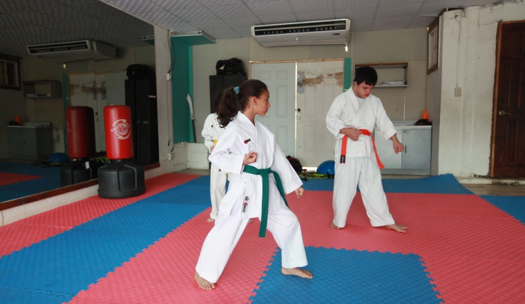 Jóvenes hacen kata durante una practica en la escuela de Frías. Jóvenes hacen kata durante una practica en la escuela de Frías.