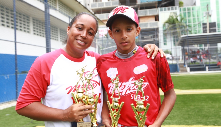 Anayansi Agüero y Luis Rivera cargados de premios. Anayansi Agüero y Luis Rivera cargados de premios. Anayansi Gamez