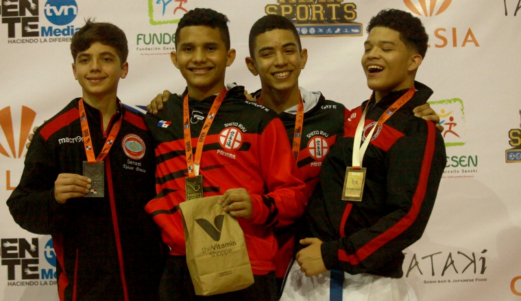 Ángel Vergara (c) logró oro en su división en el Panama Open. Ángel Vergara (c) logró oro en su división en el Panama Open.