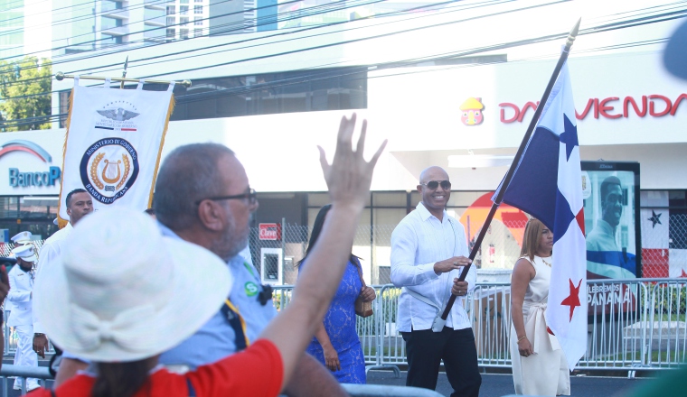 Mariano Rivera recibió de manos del presidente Laurentino Cortizo la bandera, luego recorrió la Calle 50 y estuvo un rato en la tarima. Foto/Anayansi Gamez Mariano Rivera recibió de manos del presidente Laurentino Cortizo la bandera, luego recorrió la Calle 50 y estuvo un rato en la tarima. Foto/Anayansi Gamez