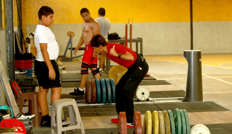 El profesor Vergara da instrucciones a Abraham Polanco. Foto Anayansi Gamez El profesor Vergara da instrucciones a Abraham Polanco. Foto Anayansi Gamez