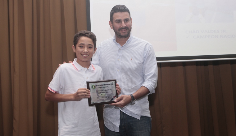 Chad Valdés Jr. recibe su placa. Foto: Víctor Arosemena Chad Valdés Jr. recibe su placa. Foto: Víctor Arosemena
