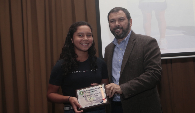 Chad Valdés Jr. recibe su placa. Foto: Víctor Arosemena Liz Arce es la campeona U14. Foto:Víctor Arosemena